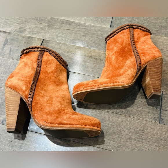 Like New Frye Women’s Sz 7 Burnt Orange Suede Western Heeled Fall Ankle Boots - Picture 1 of 8